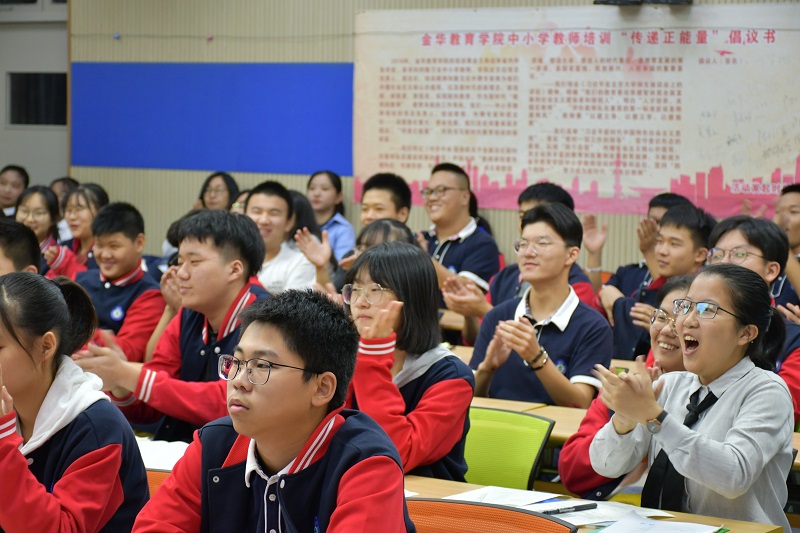 观众鼓掌.JPG